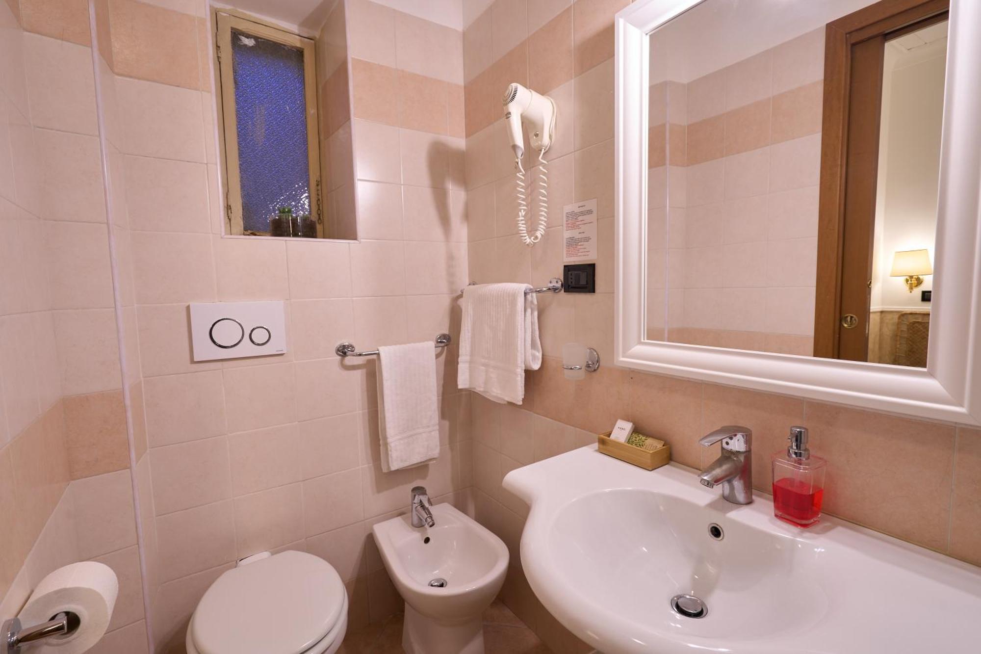 Ascot Hotel 2*